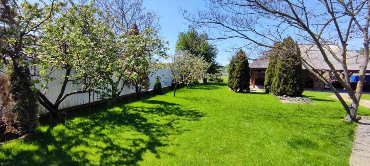 Village Garden Family Guest House Tiszakanyar Luaran gambar