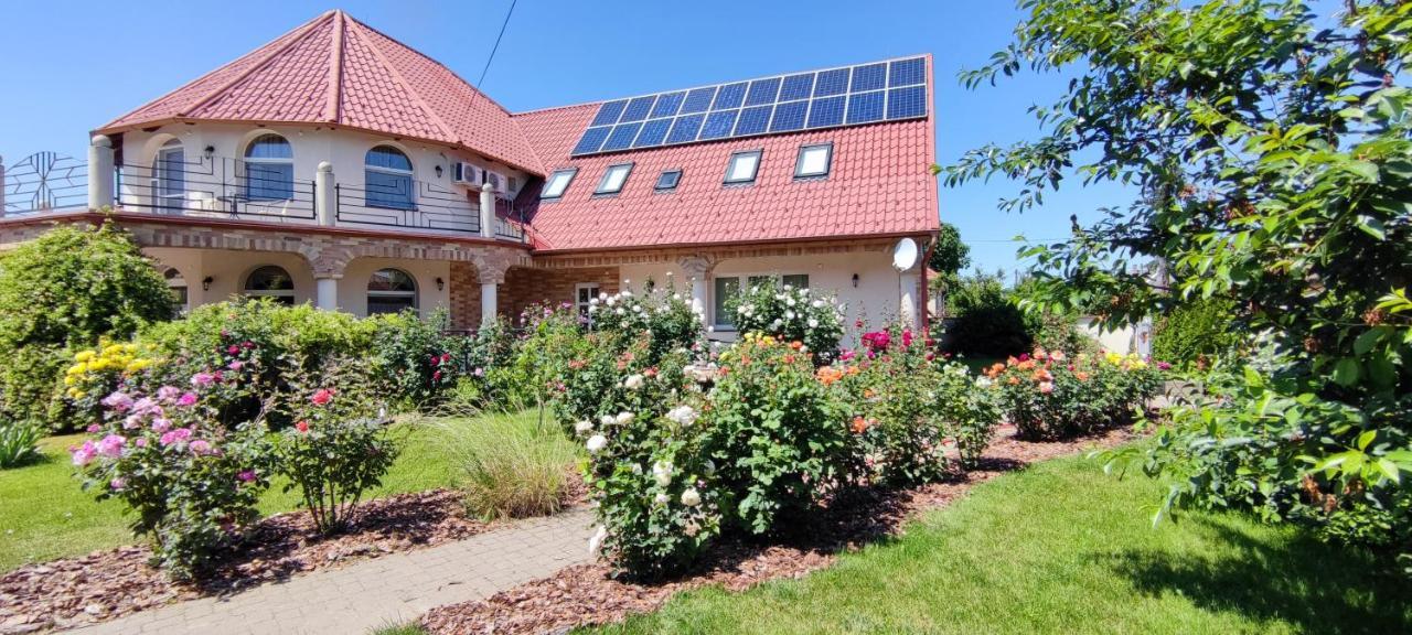 Village Garden Family Guest House Tiszakanyar Luaran gambar