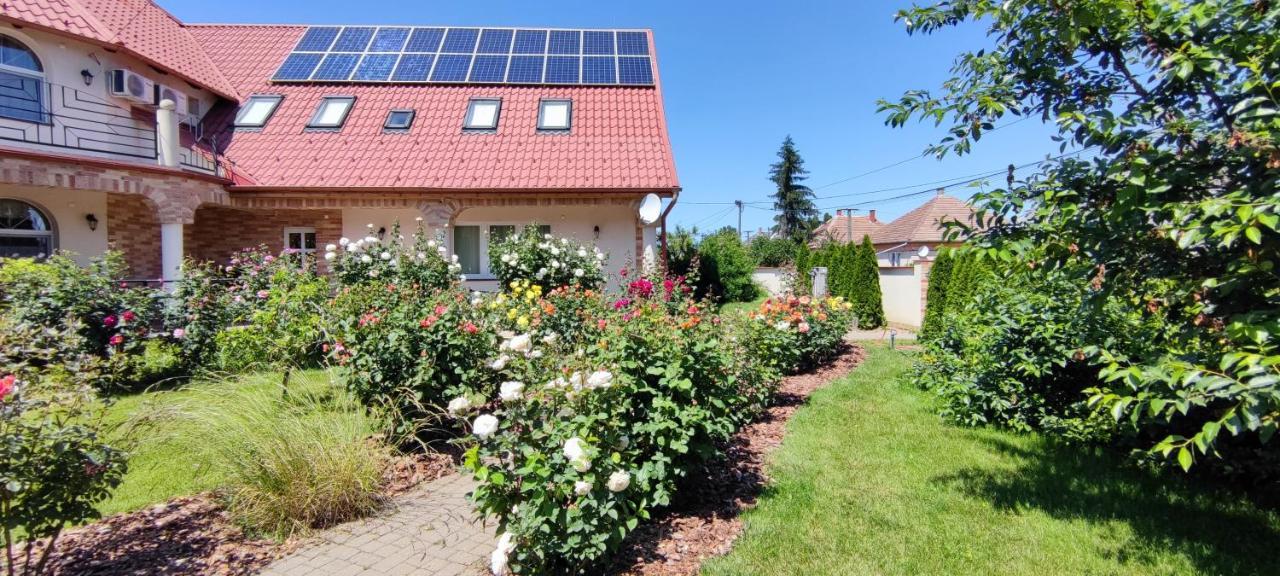 Village Garden Family Guest House Tiszakanyar Luaran gambar